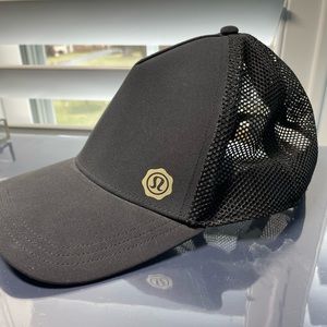 LULULEMON Seawheeze black trucker hat XS/S gold logo adjustable